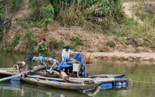 Bàng hoàng cảnh dựng lán, đặt máy hút cát trái phép giữa lòng hồ thủy điện Khe Giông