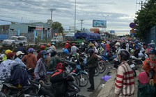 300 công nhân vạ vật ở cửa ngõ Long An trên đường về quê tránh dịch Covid-19