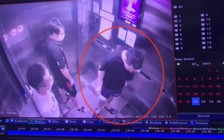 Phẫn nộ cảnh nam thanh niên nhổ nước bọt, để lại khẩu trang đã dùng trong thang máy