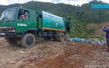 Phát hiện nhiều quần áo phòng chống Covid-19 trong bãi rác Khánh Sơn