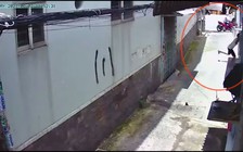 Người đàn ông ngồi trong nhà vẫn bị cướp giật mất điện thoại