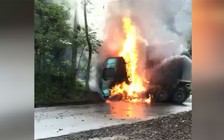 Xe đầu kéo lao xuống rãnh nước bốc cháy dữ dội, tài xế thoát chết trong gang tấc