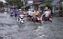 Triều cường đạt đỉnh, người dân khốn khổ vì đường Trần Xuân Soạn biến thành sông