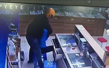 Kề dao vào cổ nhân viên cửa hàng Ngọc Vũ Mobile, cướp hơn 50 triệu đồng