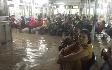 Người Sài Gòn khóc tuyệt vọng giữa biển nước trong mưa to kinh khủng