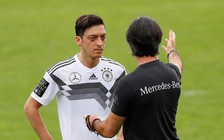 Joachim Low đau đầu vì chấn thương phút chót của Ozil