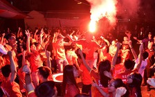 Hàng ngàn CĐV ăn mừng bên pháo sáng ngay trước sân Mỹ Đình