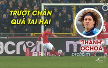 Khó tin, hậu vệ trượt chân phá bóng vào lưới nhà của 'thánh' Ochoa