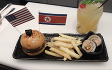 Cùng Thanh Niên nếm món burger Trump-Kim ở Singapore