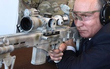 Xem Tổng thống Putin dùng súng bắn tỉa ở trại huấn luyện lính mới động viên
