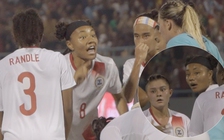 Cầu thủ nữ Philippines họp khẩn trên sân ngay sau bàn thua