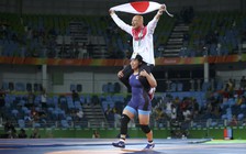 Nữ đô vật Nhật Bản công kênh thầy khắp sàn đấu ăn mừng HCV Olympic