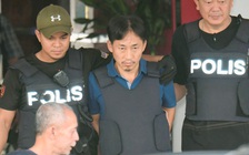 Nghi phạm Triều Tiên mặc áo chống đạn rời khỏi nơi giam giữ