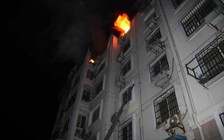 Thót tim cảnh lính cứu hỏa cứu người rơi khỏi tòa nhà đang cháy