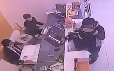 Xin lỗi nhân viên trước khi cướp ngân hàng