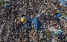 Thảm họa kép Indonesia: Bi kịch nhân viên cứu hộ phát hiện người thân ôm nhau chết