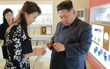 Ông Kim Jong-un dùng mỹ phẩm Hàn Quốc làm quà tết tặng cấp dưới