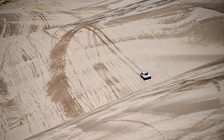 Bé trai 5 tuổi ăn cỏ để sống sót trên sa mạc