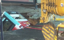 Hố tử thần nuốt xe buýt lẫn người ở Trung Quốc