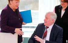 Bộ trưởng Đức không chịu bắt tay Thủ tướng Merkel vì sợ virus Corona