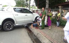 Thanh niên cùng xe máy bị xe bán tải cuốn vào gầm