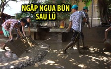 Ứa nước mắt dọn dẹp nhà ngập ngụa bùn sau cơn lũ lịch sử
