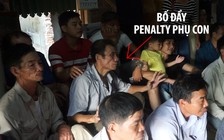Bố thủ môn Bùi Tiến Dũng đẩy penalty phụ con... qua tivi