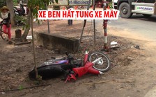 Xe ben hất tung xe máy vào lề đường, 2 thanh niên nguy kịch