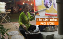 Phụ nữ Trảng Bàng biểu diễn làm bánh tráng phơi sương