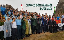 Chào cờ đón năm mới dưới mưa