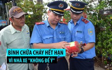 Tài xế “dính” biên bản vì để bình chữa cháy trên xe khách hết hạn