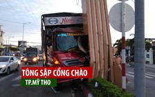 Tránh xe máy, xe tải tông sập cổng chào TP.Mỹ Tho