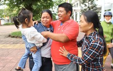 Chia nhau ngụm nước để sống sót, 41 ngư dân chìm tàu trở về trong nước mắt