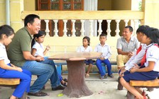 Chuyện một bữa cơm trưa và những “dế mèn” của học sinh nghèo đô thị