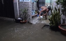 Hì hục tát nước trong "con hẻm đau khổ" ngày TP.HCM đạt đỉnh triều cường