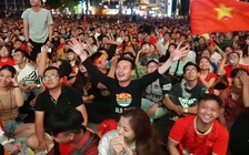 Muôn vàn cảm xúc trên phố đi bộ Nguyễn Huệ trong trận Việt Nam - Thái Lan