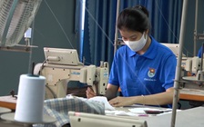 Sinh viên quay lại trường may khẩu trang tặng công nhân chống Covid-19