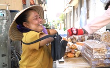Xúc động chị bán vé số không tay chân xoay xở trong ngày “thất nghiệp” vì Covid-19