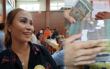 Xúc động nhận chồng tiền hơn 2 tỉ đền bù đất xây sân bay Long Thành