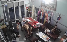 Người đàn ông to khỏe đấm túi bụi ông già 77 tuổi từ mâu thuẫn do karaoke