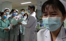 Nhân viên bệnh viện òa khóc trong ngày hết cách ly, được về nhà với con