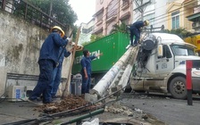 Xe container kéo gãy 2 cột điện đường dây trung hạ thế gây nổ, tài xế suýt chết