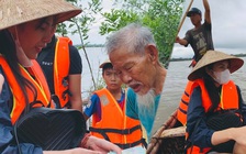 Thủy Tiên xắn quần lội nước, suýt bị lật thuyền khi đi cứu trợ miền Trung