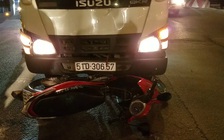 Xe tải cuốn xe máy vào gầm giữa đêm khuya, 1 người chết tại chỗ