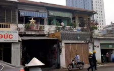 Cứu hai người già mắc kẹt trong vụ cháy nhà tại trung tâm quận 1