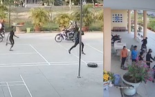 Cận cảnh nhóm côn đồ xông vào trường học bắt 3 học sinh mang đi đánh đập