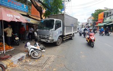 Dừng bên đường mua bánh mì, cô gái bị xe tải tông nhập viện