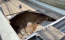 Hố tử thần “nuốt chửng” xe máy ở thành phố Thủ Đức trong cơn mưa nhẹ