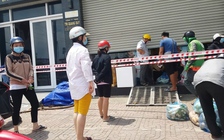 Chen chân mua rau ở tiệm photocopy, cửa hàng đèn dù đang giãn cách chống Covid-19