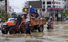 Người Huế ngồi máy cày đi siêu thị mua thực phẩm trong ngày mưa lũ